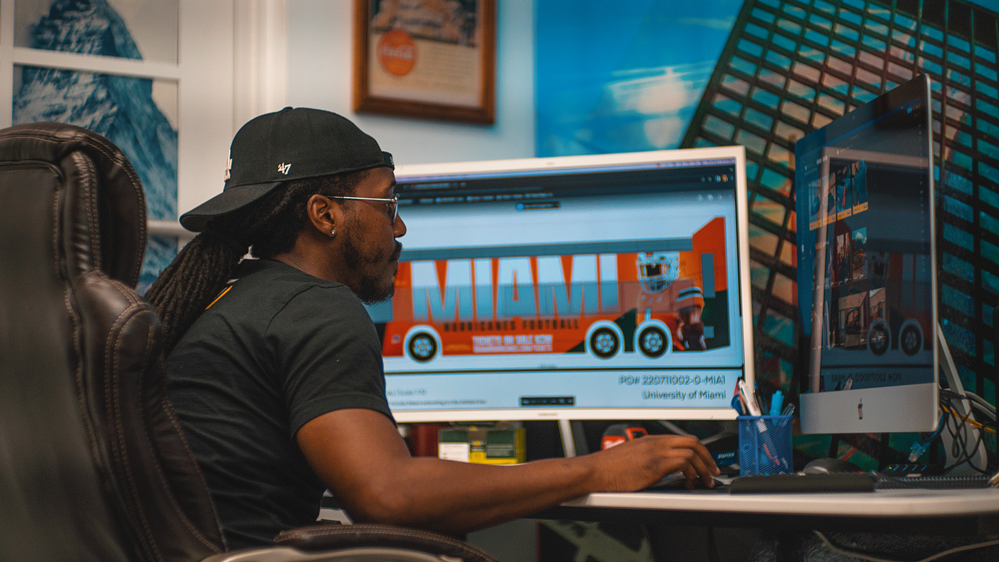 Design-Page-Header-Image-Head-Designer